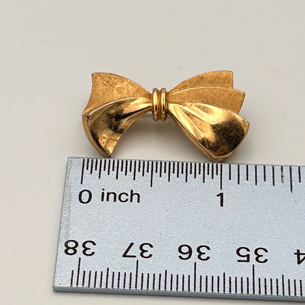 Vintage Gold Tone Bow Brooch Small Ribbon Lapel Pin Textured Finish Accessory - Picture 7 of 8